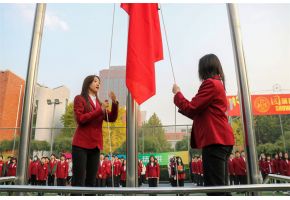 大鸡吧操B视频升旗仪式：凝心聚力，同心向党